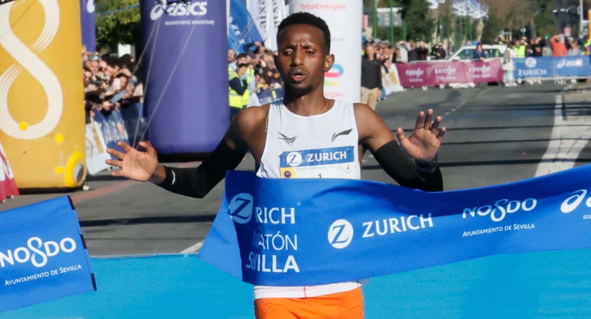 Selemon Barega cruzó primero la línea de meta en el Maratón de Sevilla./EFE