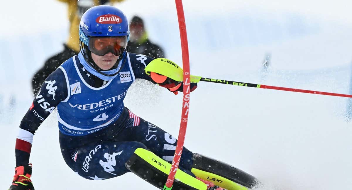 Mikaela Shiffrin durante el descenso en Sestriere, donde consiguió su victoria número 100./AFP