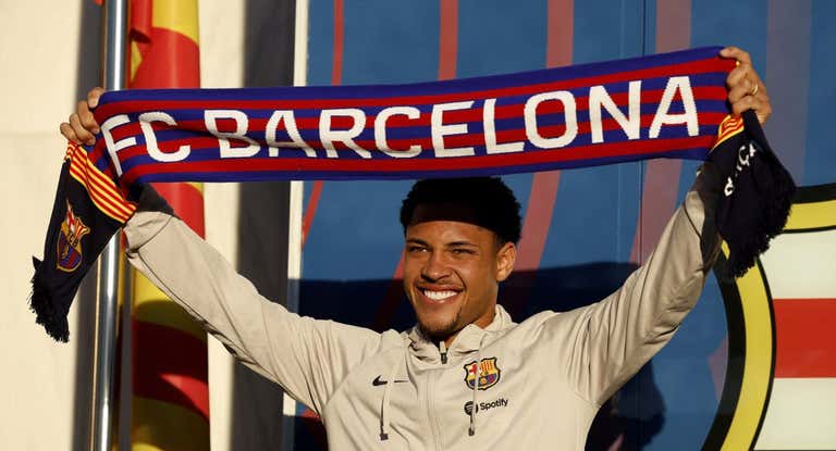 Vitor Roque en su presentación con el Barça.