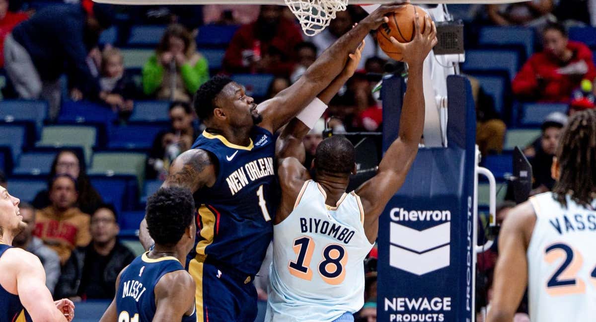 Zion Williamson tapona a Biyombo en el último partido de los Pelicans./Reuters