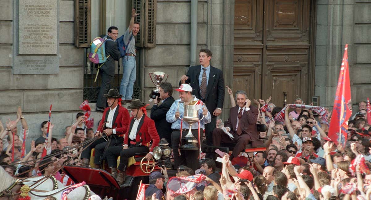 Jesús Gil y Radomir Antic, en calesa por las calles de Madrid festejando el doblete. La gorra terminó calada en el alcalde. /ARCHIVO