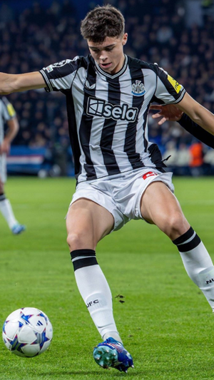 Lewis Miley en el encuentro de Champions ante el PSG. @NUFC.