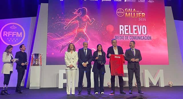 La RFFM premia a Relevo como mejor medio de fútbol femenino en la III Gala de la Mujer