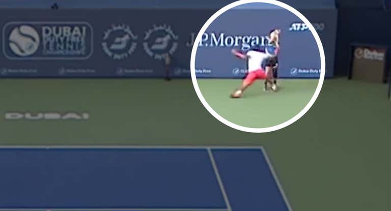Instante en el que el recogepelotas interrumpe el punto durante el partido entre Bublik y Aliassime.