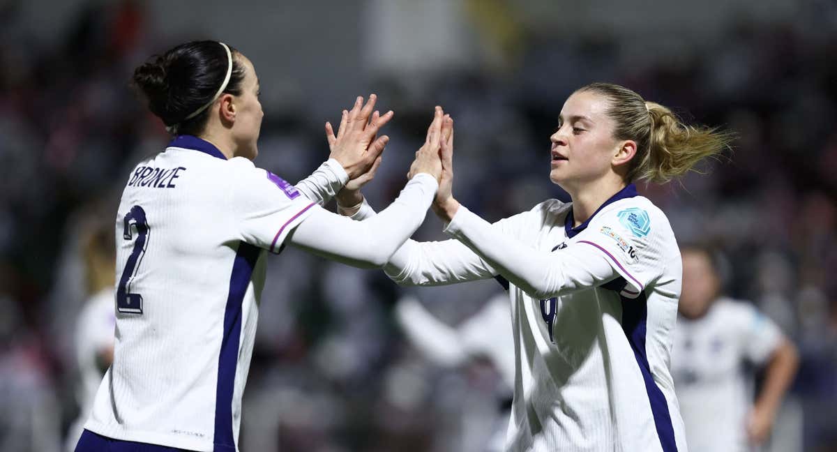 Lucy Bronze y Alessia Russo celebrando un gol. /REUTERS