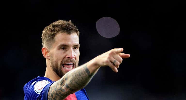 Íñigo Martínez celebra el gol con sus compañeros.