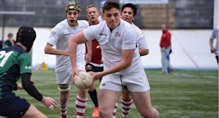 Olly jugando al rugby.