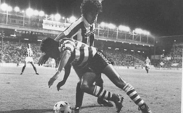Kiko Zúñiga trata de evitar el avance de un rival.  DV