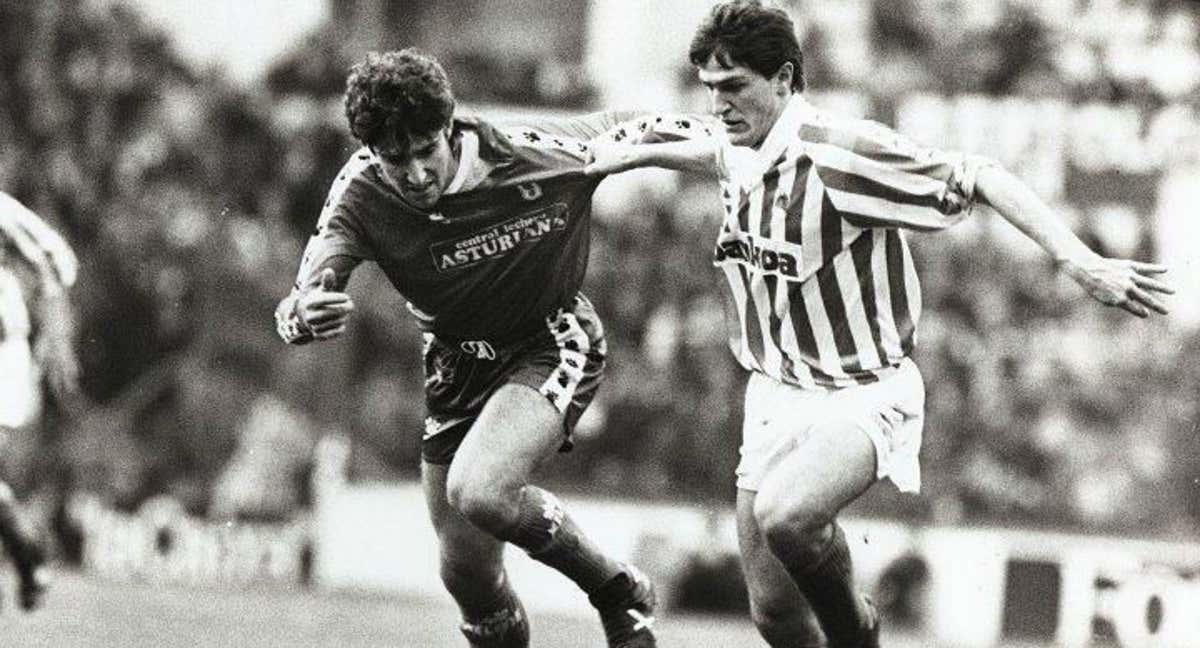 Kiko Zuñiga, con la camiseta del Oviedo, pugna por un balón junto  a Mikel Lasa. /DV