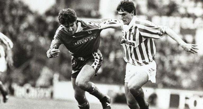 Kiko Zuñiga, con la camiseta del Oviedo, pugna por un balón junto a Mikel Lasa.
