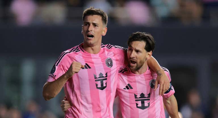 Tadeo Allende, cedido en el Inter Miami, celebra un gol junto a Messi.