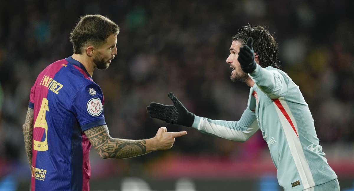 Íñigo Martínez y Rodrigo de Paul, durante el Barça - Atlético de Madrid de Copa. /EFE