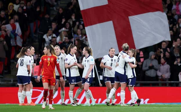 Las jugadoras de Inglaterra celebrando un gol.  REUTERS
