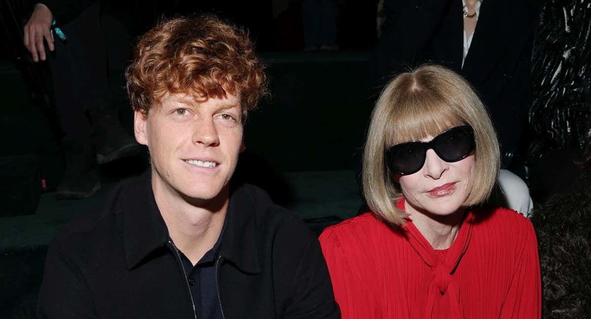 Jannik Sinner, junto a Anna Wintour, durante la semana de la moda de Milán. /Jacopo M. Raule/Getty Images for Gucci