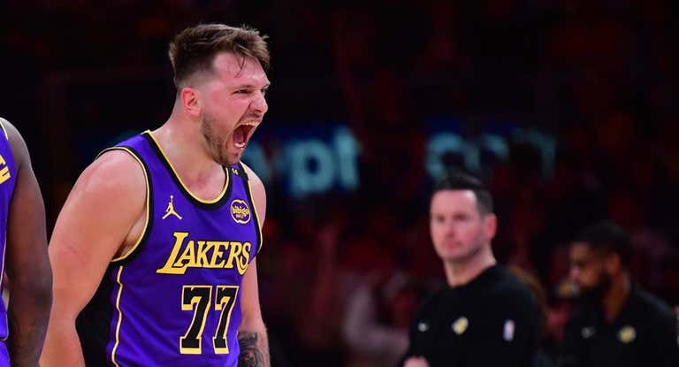 Luka Doncic celebra una canasta en el primer cuarto ante los Dallas Mavericks.