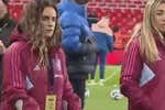 Teresa Abelleira aparece con muletas en el calentamiento de la Selección y enciende las alarmas