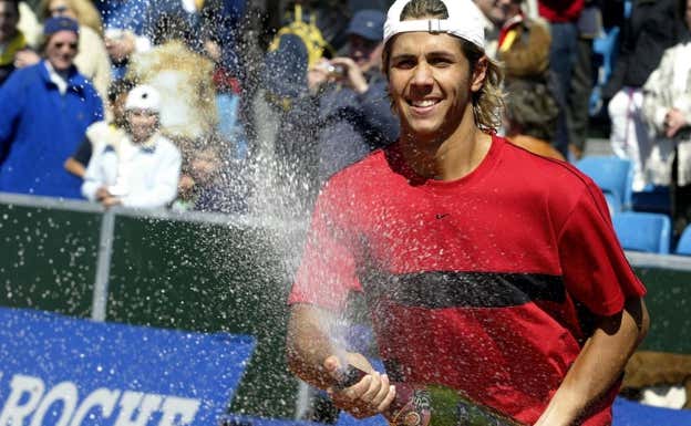 Fernando Verdasco agita una botella de champagne después de ganar su primer título.  AFP/Jose Jordan