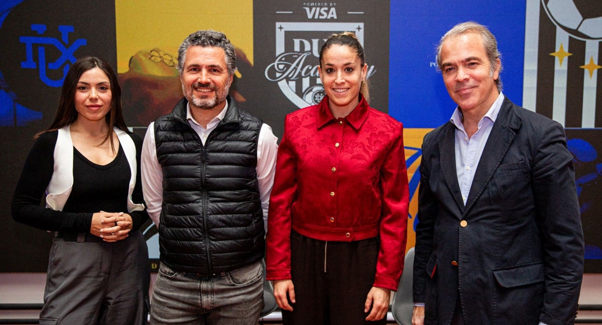 (Alba Horcajuelo, creadora de contenido y Talent Manager en DUX; Javier Perales, Senior Manager Brand & Sponsorship de Visa España y Portugal; Olga García, ex-futbolista profesional y jugadora de esports; José María Moreno, Director General de AEVI).