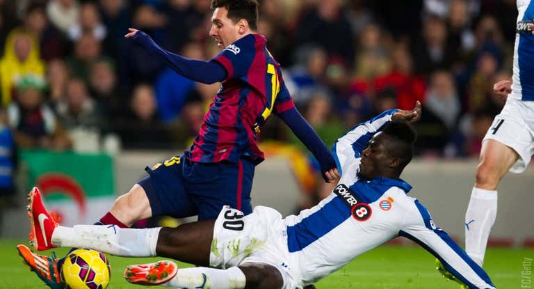 Bailly, en una acción con Leo Messi.