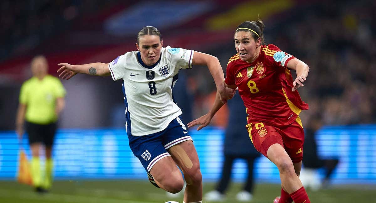 Mariona Caldentey y Grace Clinton, pugnan por un balón durante el partido de ayer. /EFE