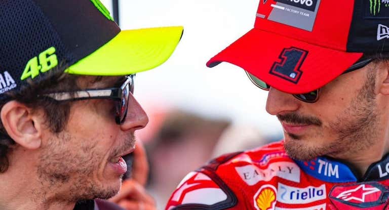 Valentino Rossi y Pecco Bagnaia en parrilla.