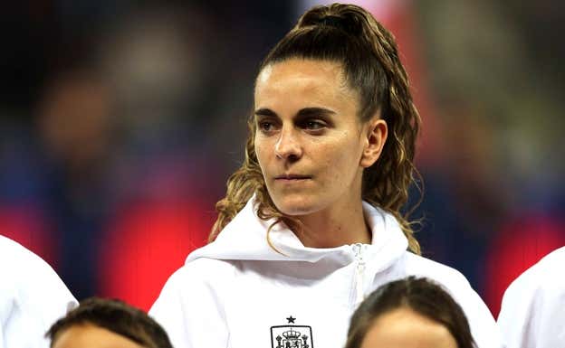 Teresa durante el himno.  RFEF