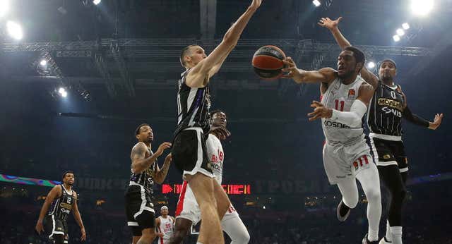 Baskonia se atraganta en Belgrado y se aleja del ‘sueño’ del play-in tras un intento de remontada imposible