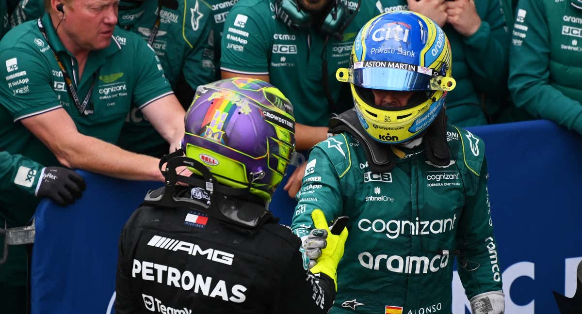 Hamilton y Alonso, saludándose tras firmar doble podio en Canadá en 2023.