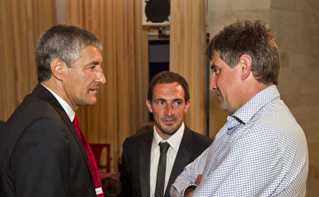 Ceballos, junto a Setién y Munitis.  AGENCIAS