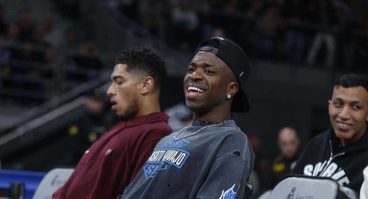 Vinicius sonríe en un partido de baloncesto. /EFE