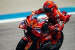 Marc Márquez se acomoda en el asiento de favorito mientras hay ruido fuera: «Estoy contento, relajado»