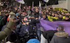 Los aficionados del Valladolid mostraron su hartazgo en la previa del partido ante la UD Las Palmas.