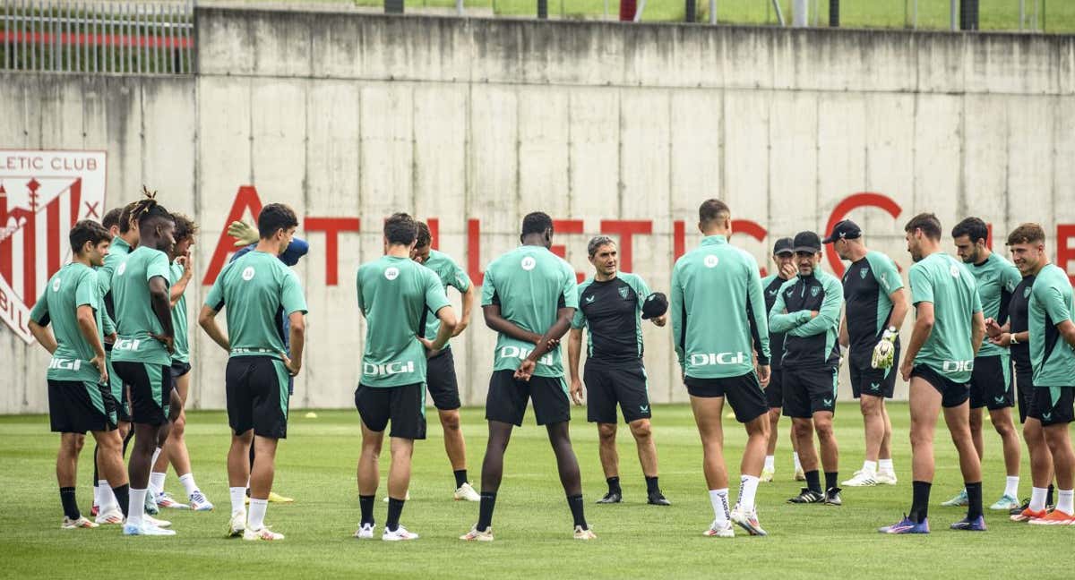 Ernesto Valverde, durante un entrenamiento de esta temporada./EFE