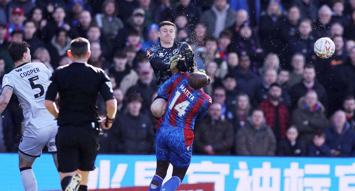 Momento en el que Mateta reciba una patada en la cabeza. /REUTERS