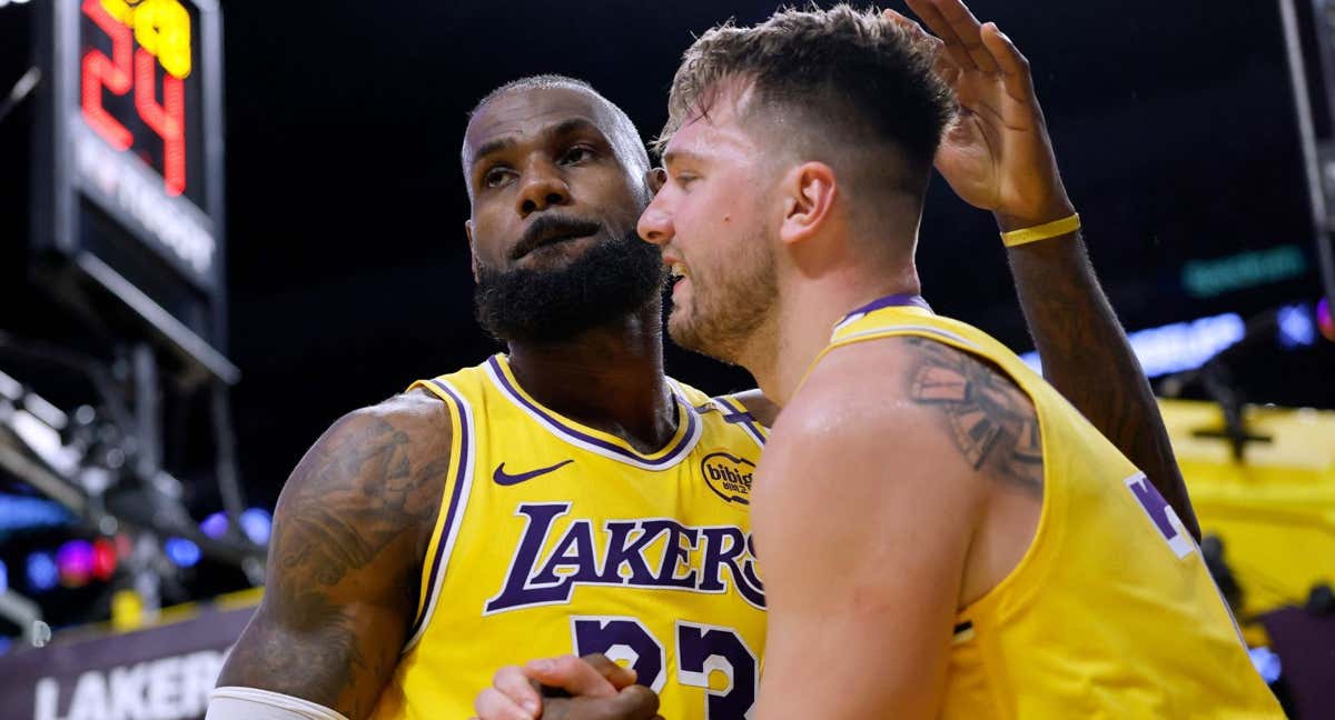 LeBron James felicita a Luka Doncic tras una canasta del esloveno./AFP