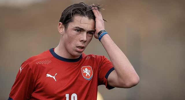 El hijo de Buffon debuta con República Checa entre los focos y una rajada: «No debería tener ese puesto por ser quien es»