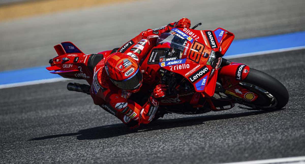 Marc Márquez encima de su Ducati.