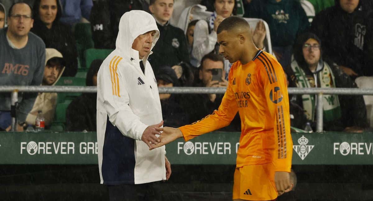 Carlo Ancelotti sustituye a Kylian Mbappé en el Benito Villamarín. /Reuters