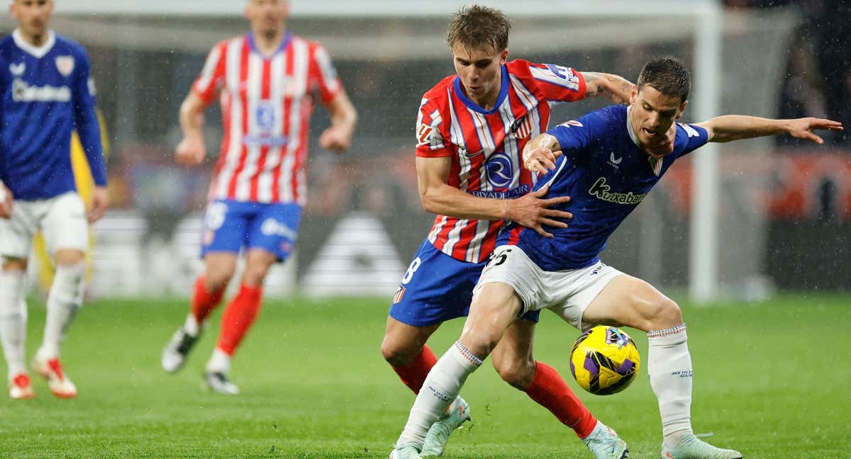 Ruiz de Galarreta, sancionado la jornada 27, ante el Atlético. /AFP