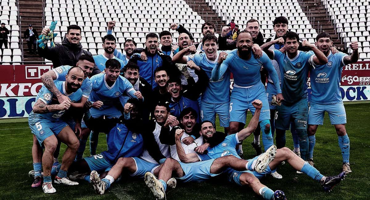 Los futbolistas del Ibiza celebran la victoria ante el Real Murcia./UD IBIZA