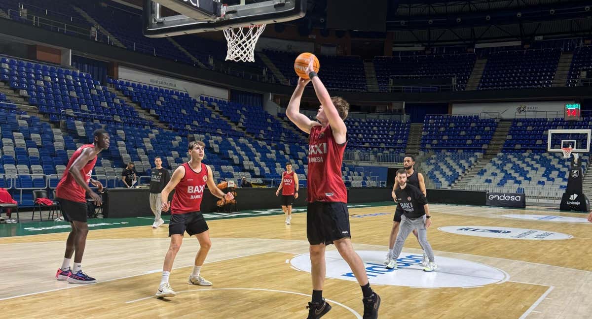 Los jugadores del Manresa calientan en el Carpena./BAXI MANRESA