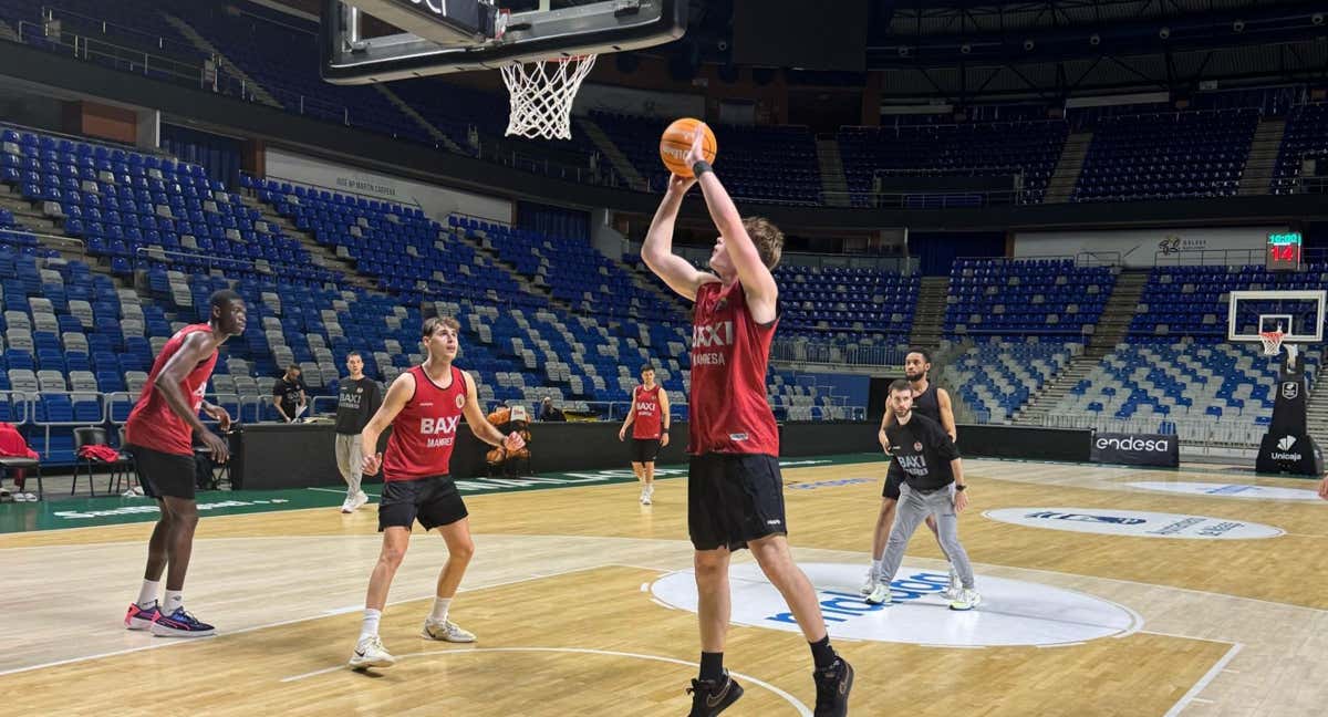 Los jugadores del Manresa calientan en el Carpena.