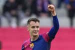 Los abrazos sinceros a un Casadó que se reinvindica, golea y estrena un nuevo rol en el Barça: