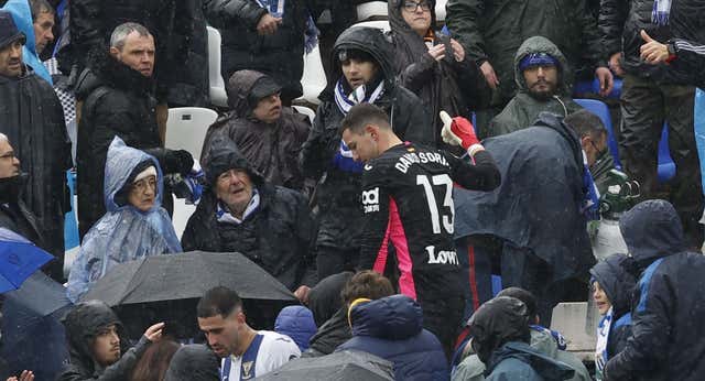 Crónica de una tarde de derbi en Butarque: un desmayo, aguanieve, insultos y… ¡un golazo de chilena tras cero tiros a puerta!