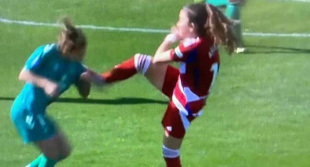 Esther Martín-Pozuelo estalla tras una polémica patada voladora en el derbi: “¿Respeto a las árbitras? Sí. ¿Y el respeto al reglamento?”