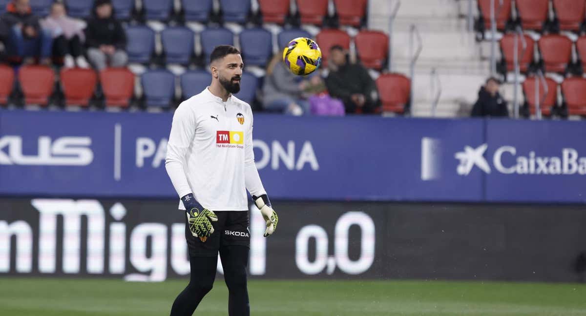 Mamardashvili en el calentamiento ante Osasuna. /EFE.