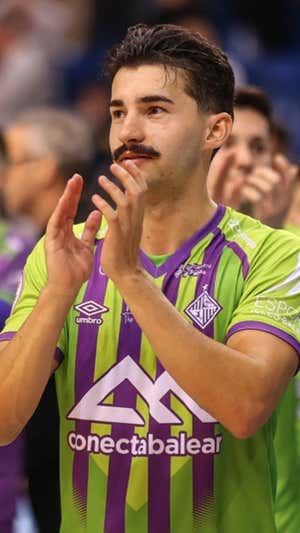 Jesús Gordillo aplaude a su afición.  PALMA FUTSAL
