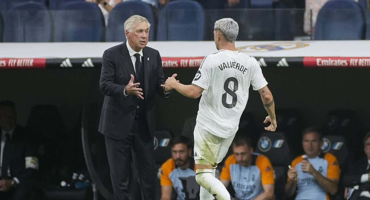 Ancelotti, con Fede Valverde./EFE