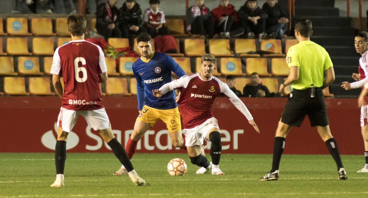 El Andorra, como visitante en el Nou Estadi de Tarragona. /NÀSTIC