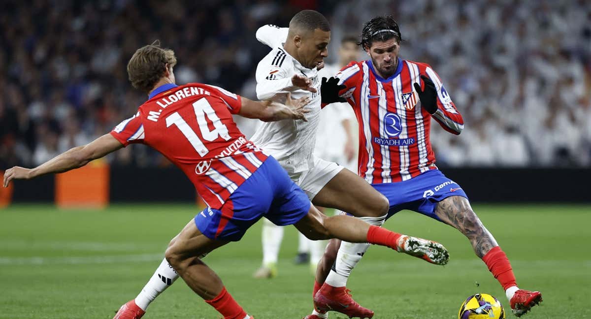 El último Real Madrid-Atlético en el Bernabéu, en LaLiga, acabó con empate a uno. /REUTERS/Juan Medina